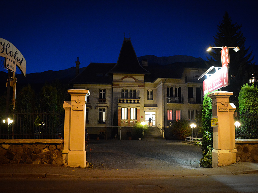 hotel barcelonnette-grande erperviere-vue de la rue-01